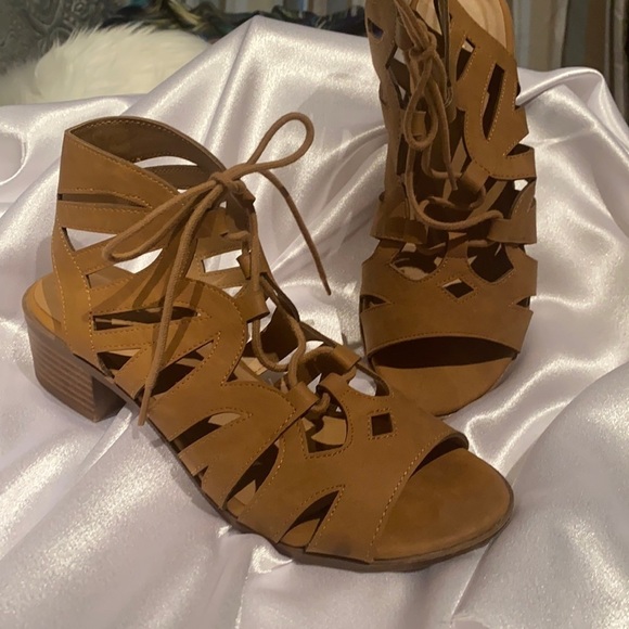 Women’s size 7 like new lace up sandals - Picture 1 of 3